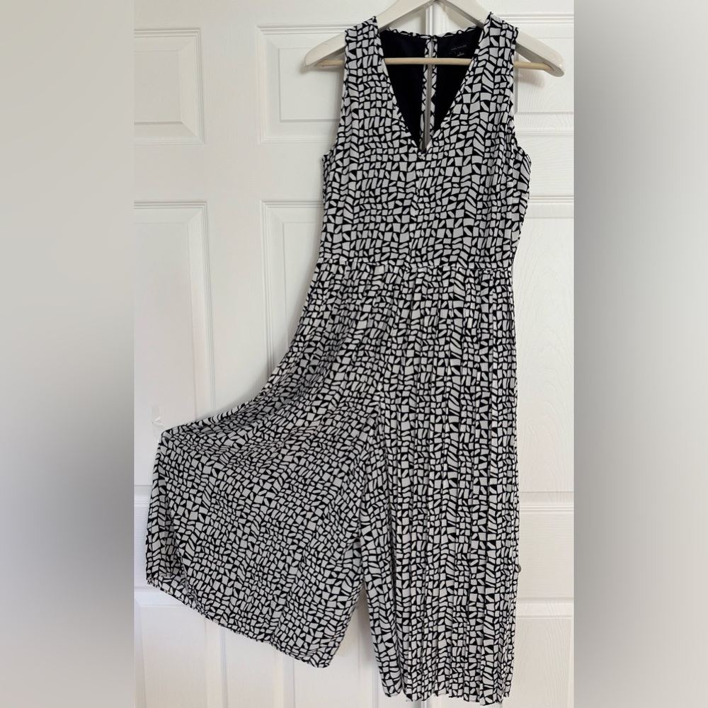 NWT - Ann Taylor sleeveless jumpsuit with flowy pleated attached pants, Size 6